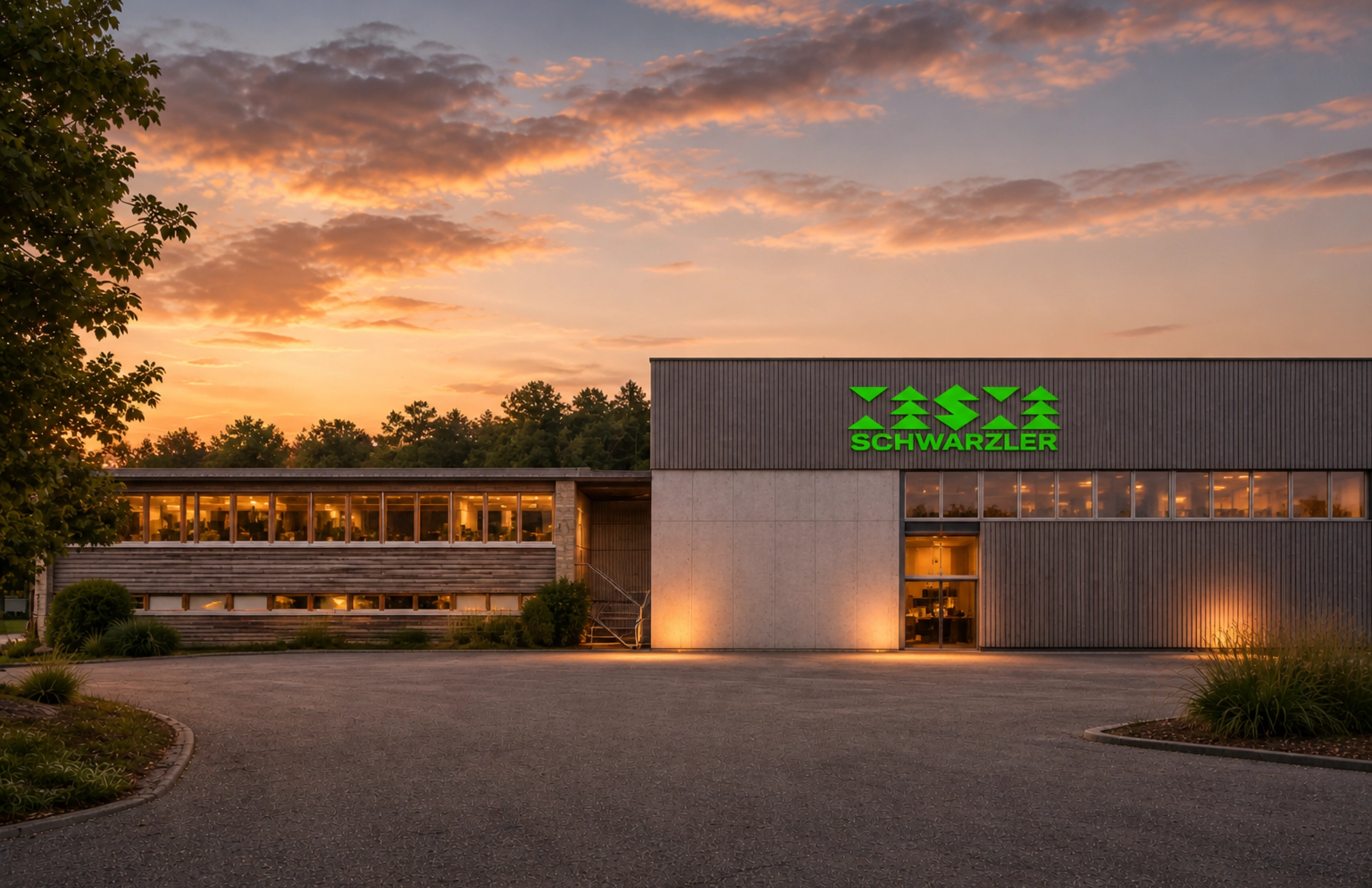 Firmengebäude der Schwärzler KG in Lingenau in der Abenddämmerung