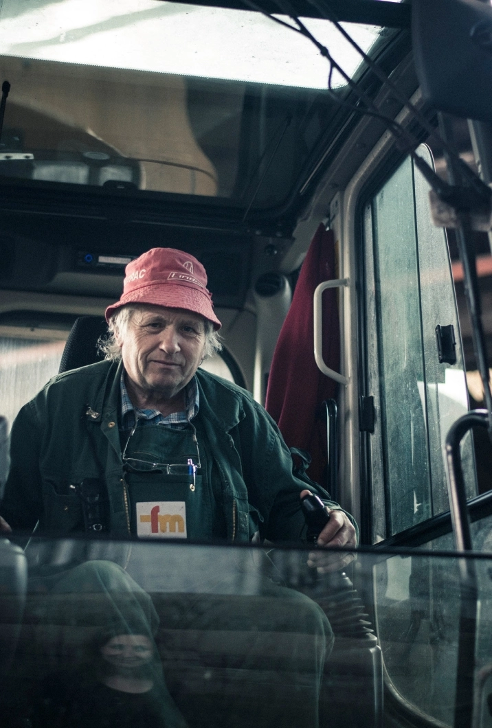 Fahrer im Führerhaus eines Lkw