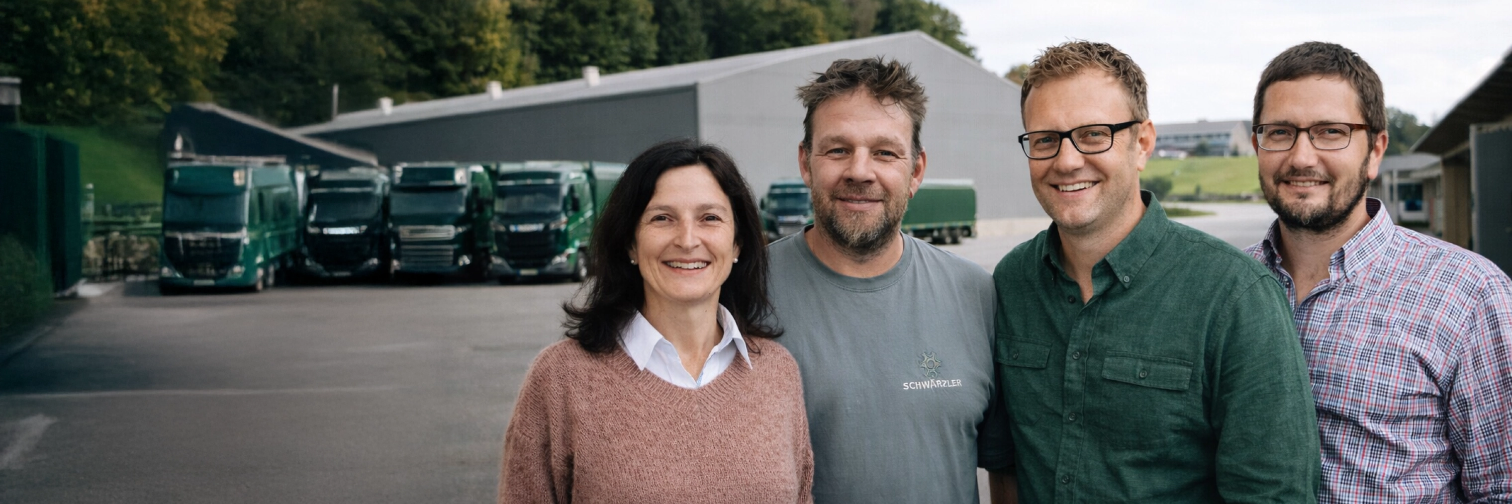 Das Team von Schwärzler vor dem Fuhrpark